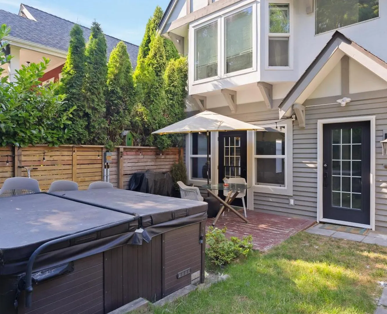 Modern Kitsilano 2 Bedroom Home With A Hot Tub Vancouver Holiday home